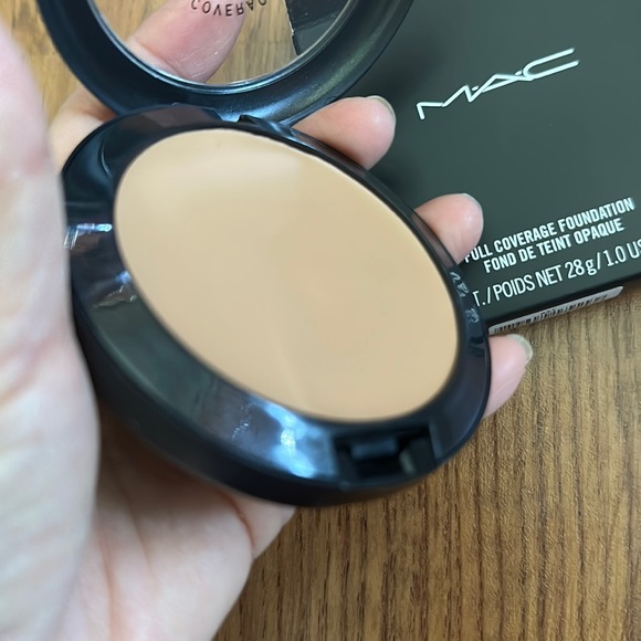 MAC Cosmetics FULL COVERAGE foundation from MAC Pro NW30- RARE AND DISCO… - Picture 5 of 6